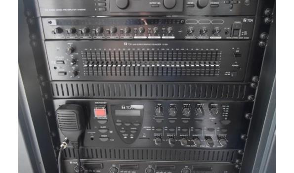 verrijdbare serverkast inh diverse audio apparatuur, werking niet gekend